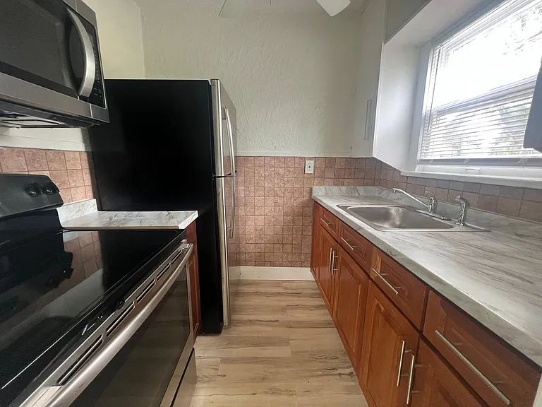 242 Taylor Ave S #1/2 — Photo 4