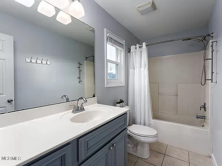 410 W Wilmington Ave — Photo 16