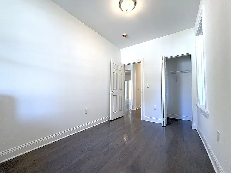 Richland Apartments on Bartlett — Photo 8