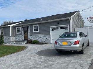 1 Rose Pl, Plainview, NY 11803