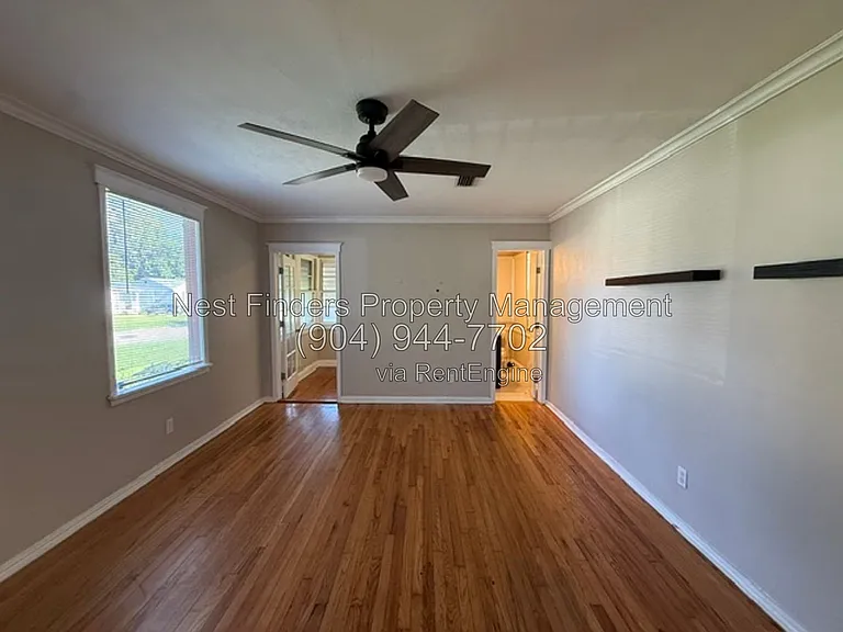 1309 Macarthur St — Photo 4