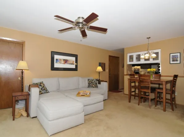 1453 S Carriage Ln, New Berlin, WI 53151