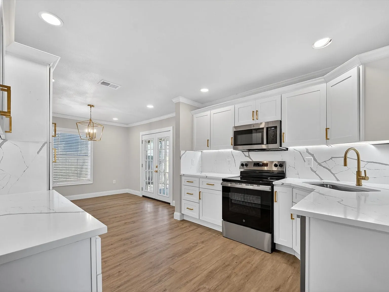 4 bed, 2.0 bath, 1426 sqft, $3,000 — Photo 2