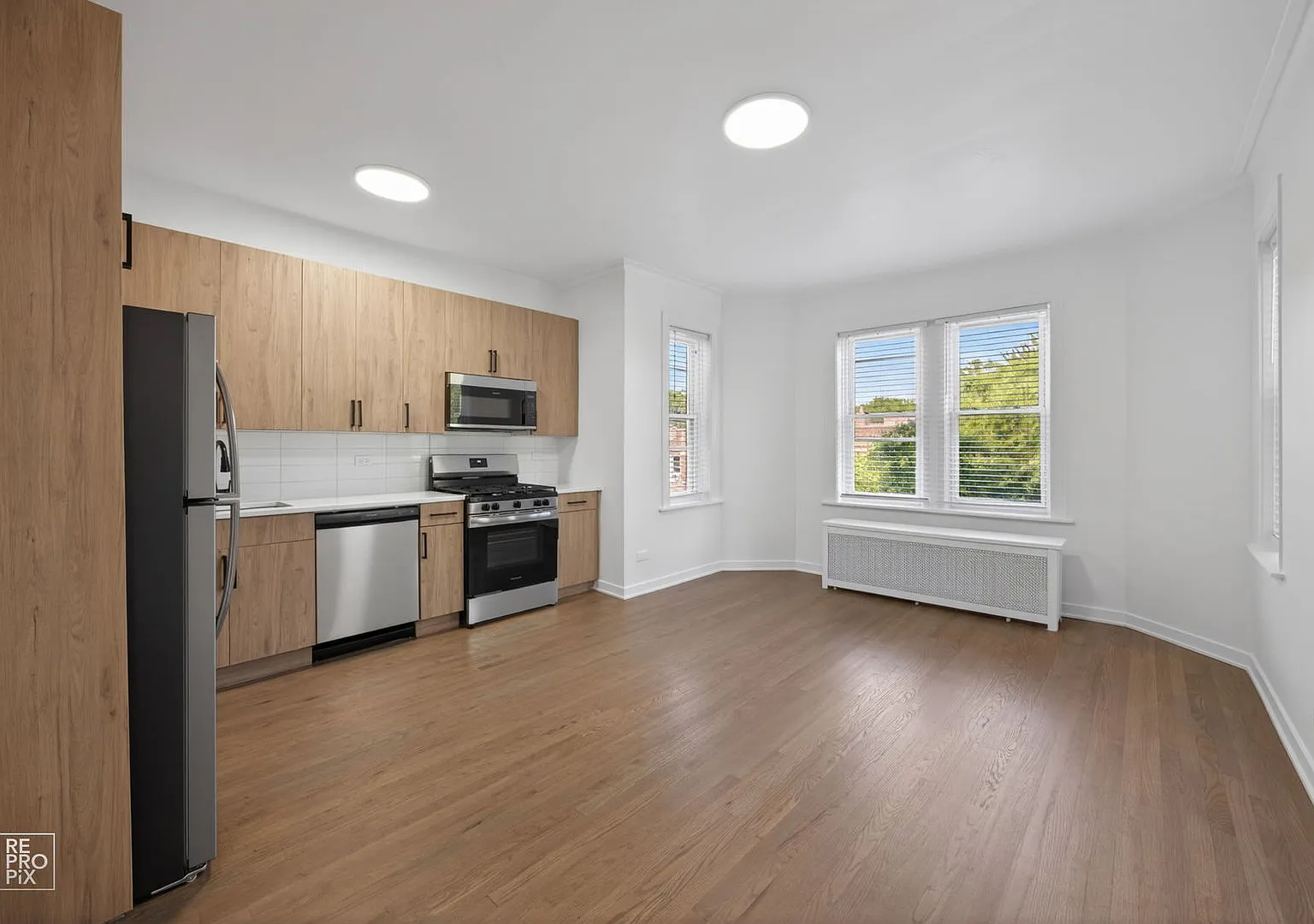 3 bed, 900 sqft, $2,095 — Photo 2