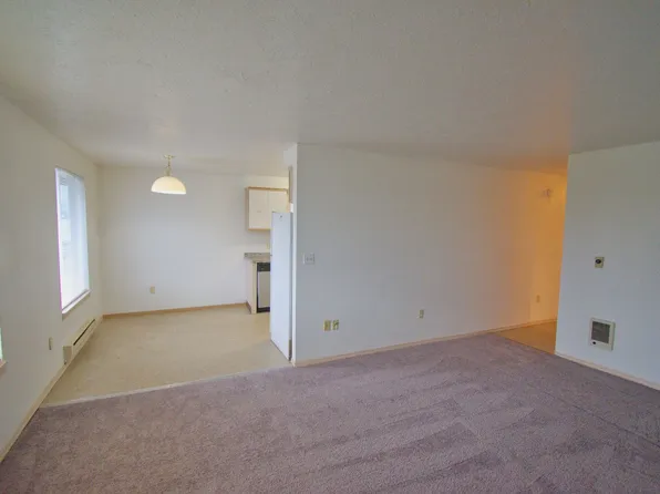 125 E Elmore St APT 2, Lebanon, OR 97355