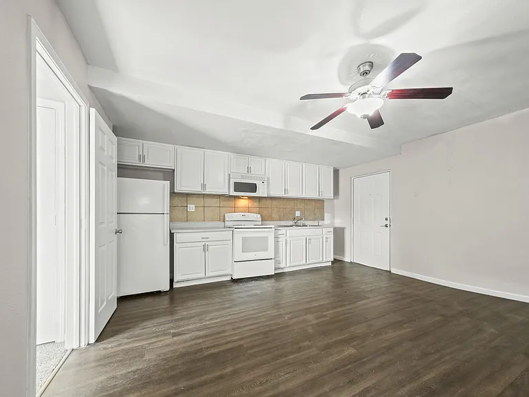 Montego Apartments — Photo 17