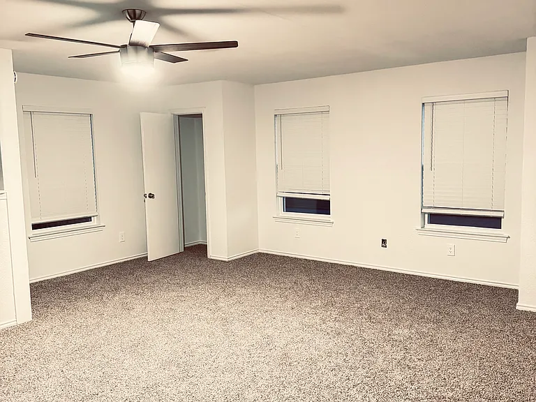 1004 Silverthorn Ct — Photo 22