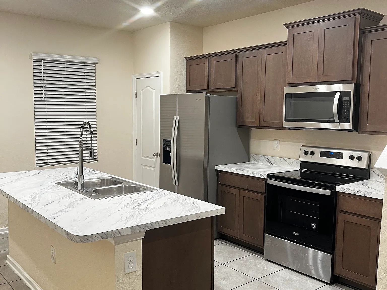 2 bed, 2.5 bath, 1110 sqft, $1,650 — Photo 3