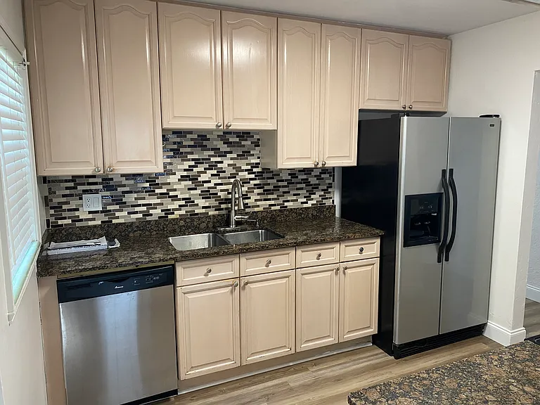 825 Wessex Pl — Photo 4