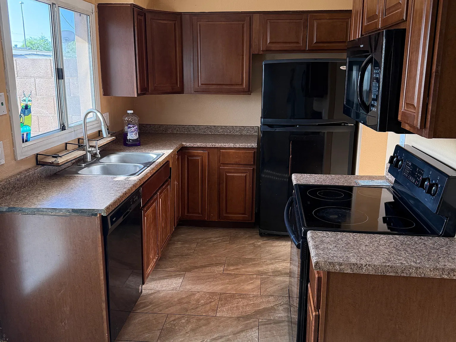 3 bed, 1.5 bath, 1220 sqft, $1,800 — Photo 2