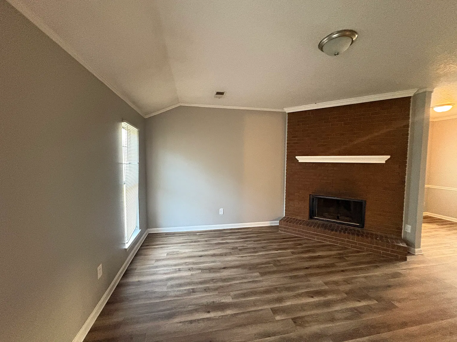 Gorgeous 3 Bedroom, 2 Bathroom Home — Photo 4