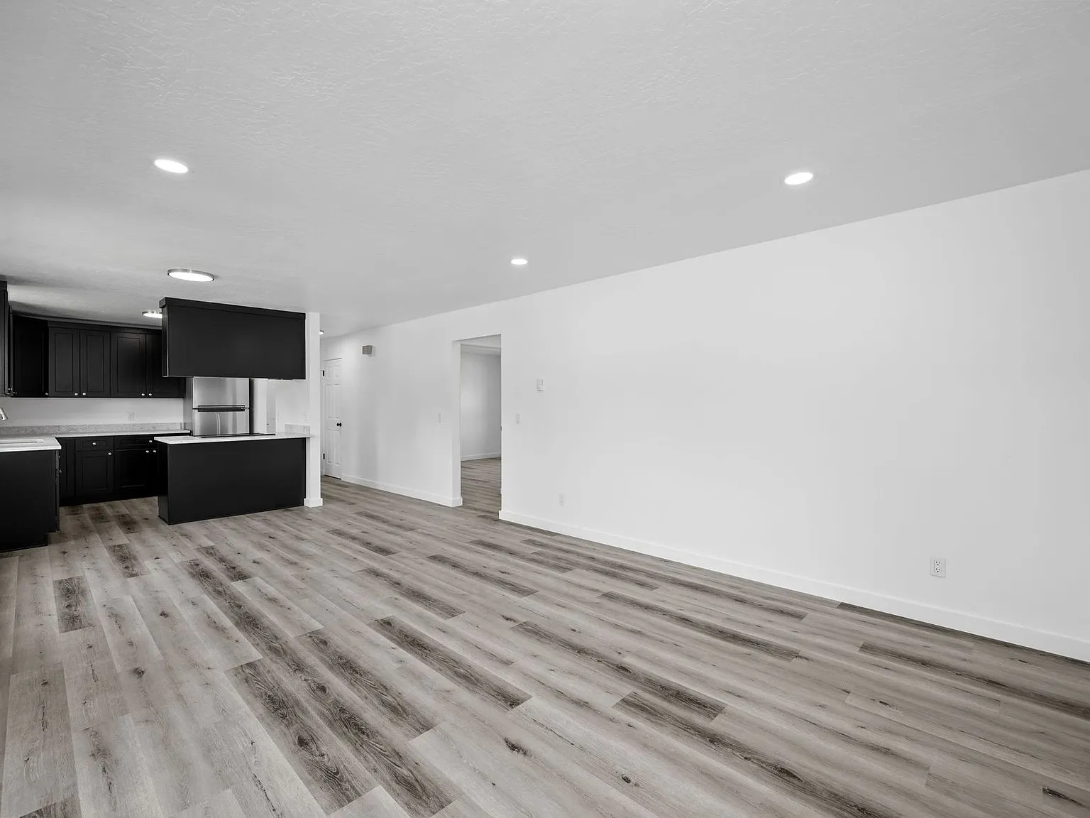 Monico Apartments - Dishman Area 2 Bedrooms — Photo 2