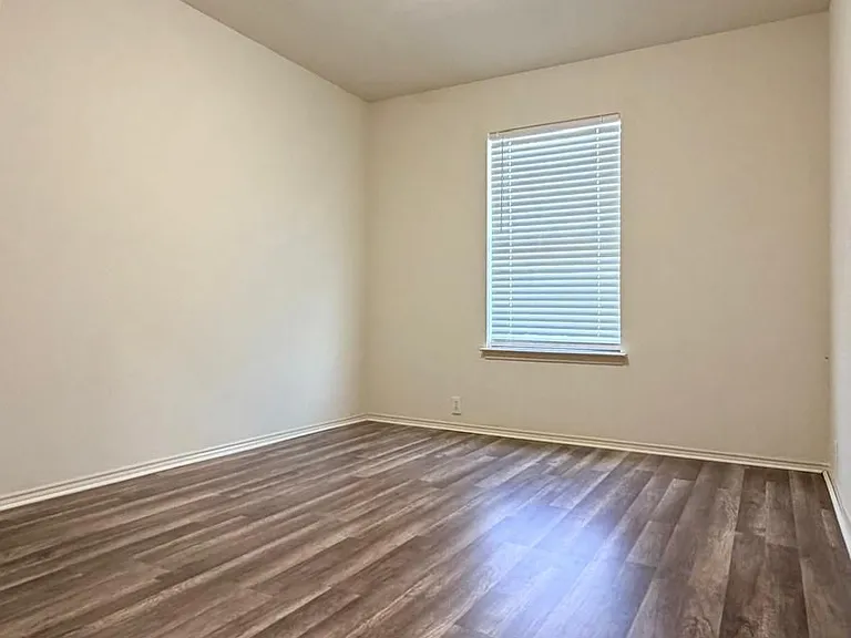 2205 Stoneleigh Pl — Photo 5