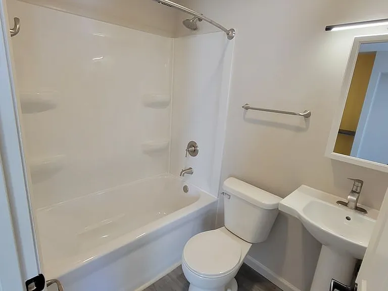 1526 E Superior St #5 — Photo 3