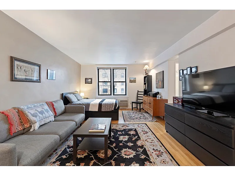 229 E 28th St APT 2-G photo 1