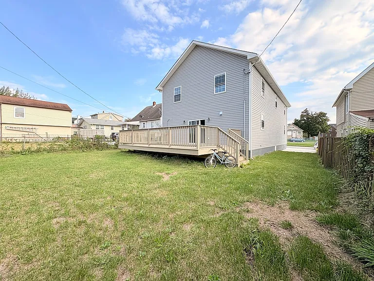 6710 Hudson St — Photo 2