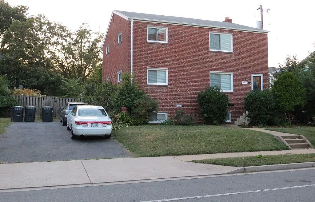 2 bed, 990 sqft, $2,400 — Photo 1