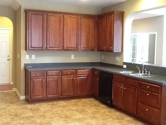 4 bed, 2.5 bath, 2744 sqft, $3,550 — Photo 4
