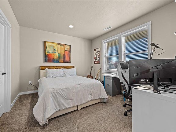 3rd image of 3909 Curtis Dr
