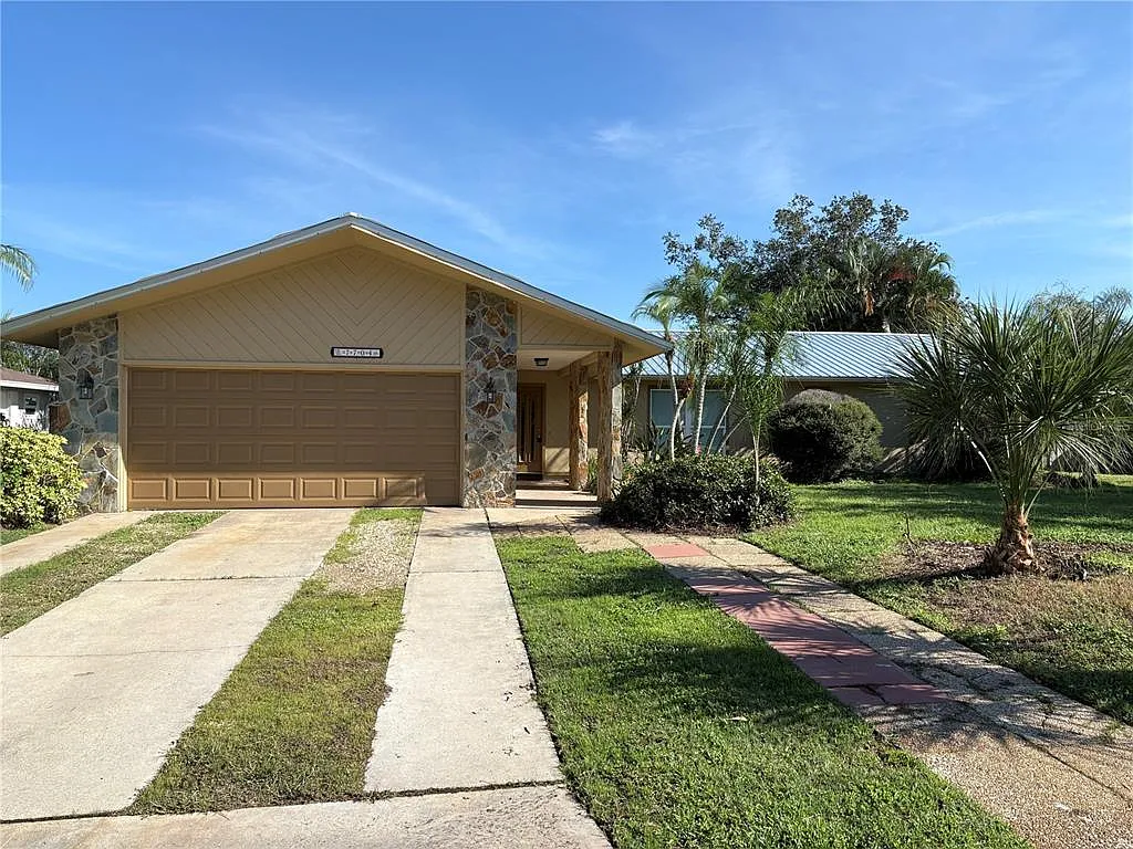 3 bed, 2.0 bath, 1829 sqft, $2,850 — Photo 1