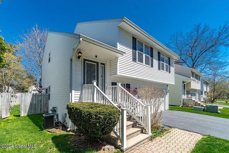 3rd image of 5 Weathercrest Drive