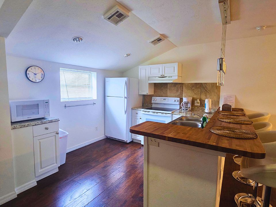 Luxury studio with a Queen bed, stylish living room & full kitchen
