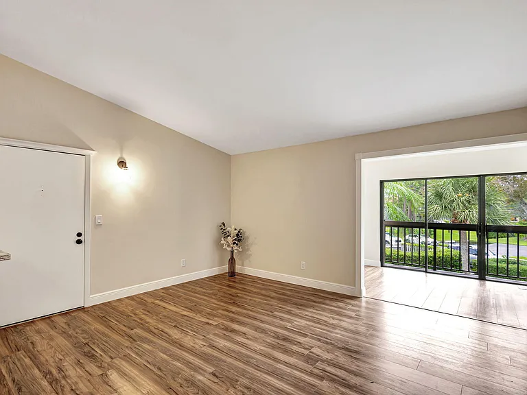 1109 Duncan Cir #201 — Photo 5