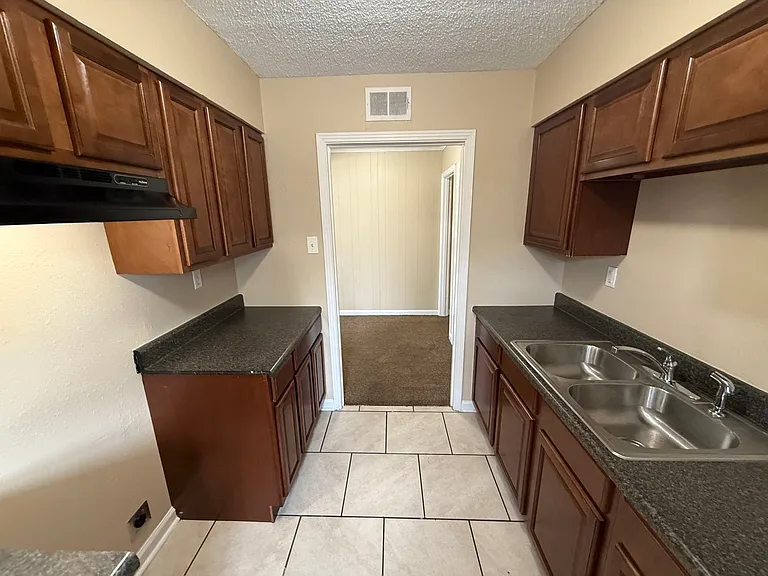 1048 University St — Photo 6