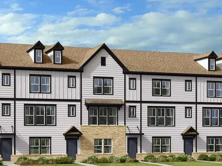 561 Silver Star Blvd — Photo 1