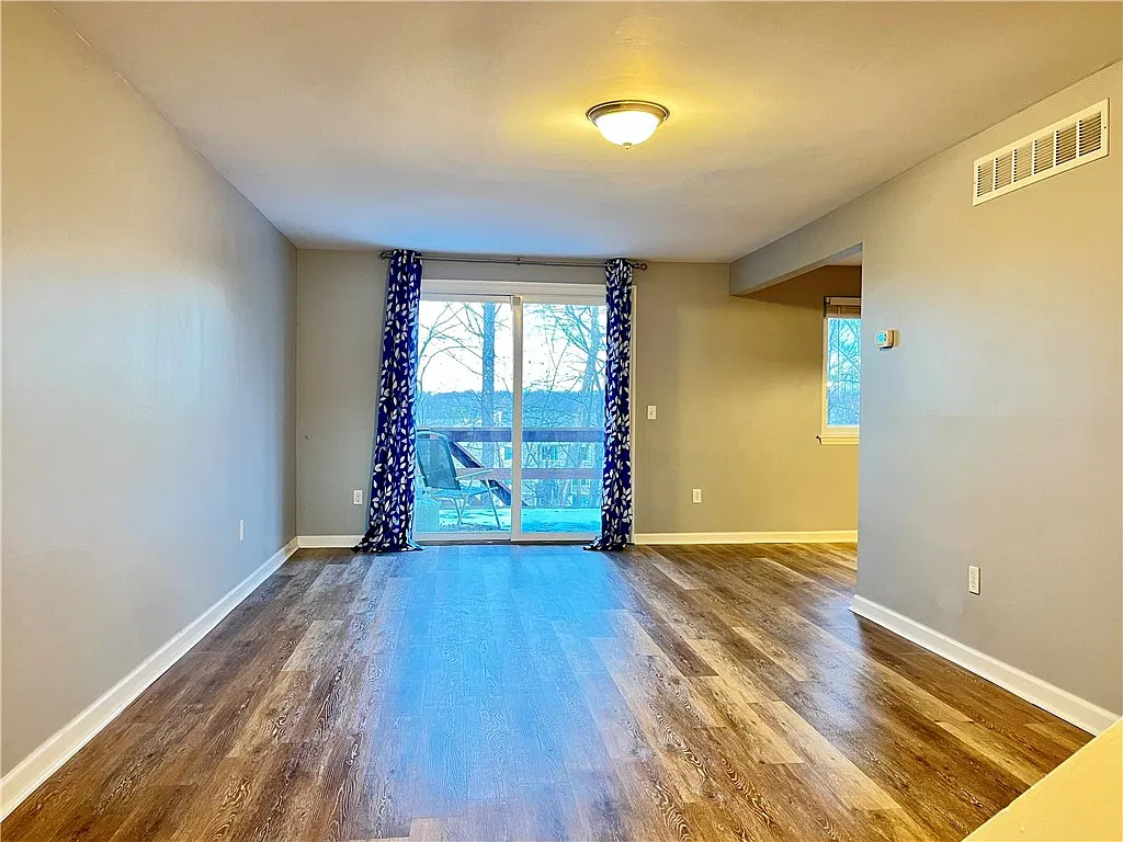 3 bed, 1.5 bath, 1144 sqft, $2,200 — Photo 2