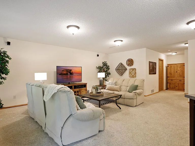 16487 Jarreau Ct — Photo 32