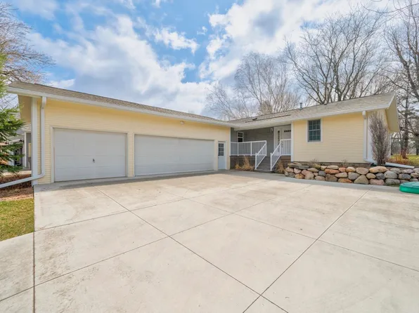 389 Emerald Dr, Arnolds Park, IA 51331
