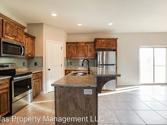 3rd image of 903 SW Whippoorwill Ln