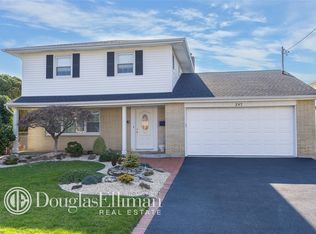 257 Links Dr W, Oceanside, NY 11572