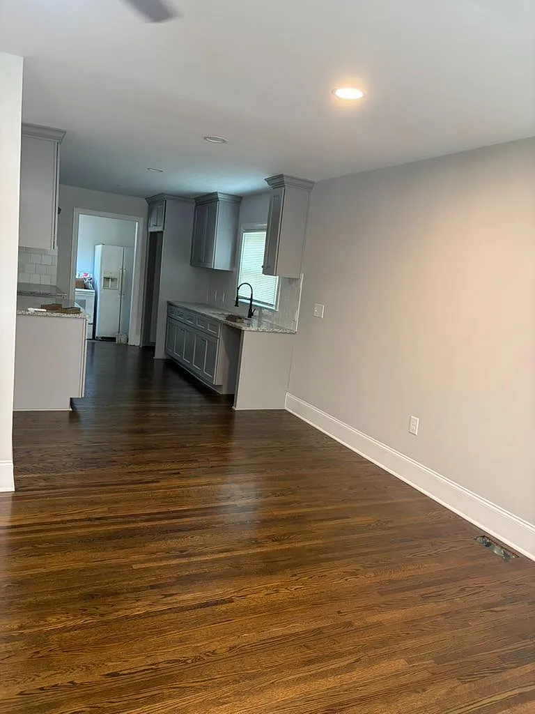 4255 The Plaza — Photo 3