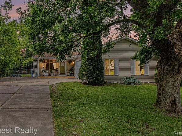 2954 Chrysler Ave, Waterford, MI 48328