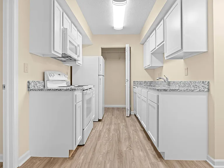 Hunters Lake Apartments — Photo 14