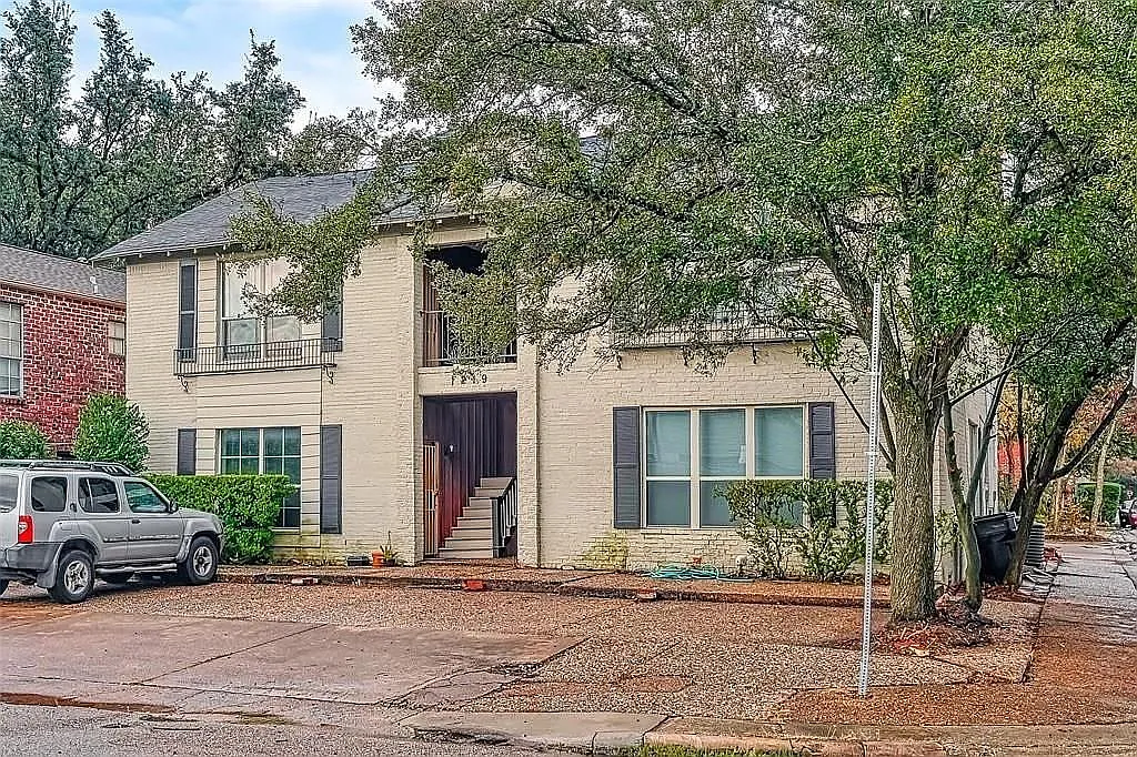 1 bed, 1.5 bath, $1,300 — Photo 3