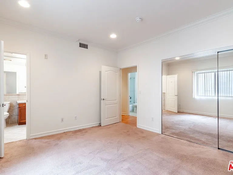 2335 S Bentley Ave #104 — Photo 32