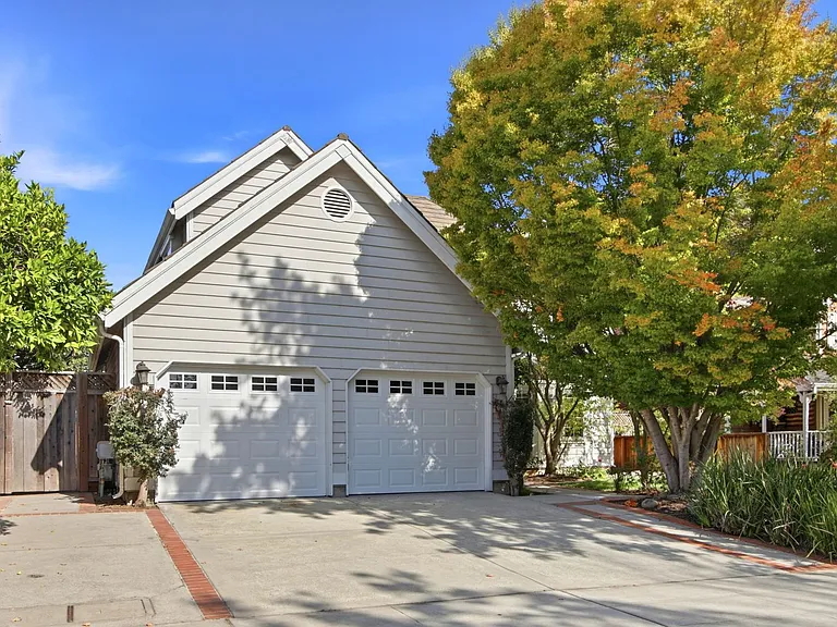 749 Glenborough Dr — Photo 2
