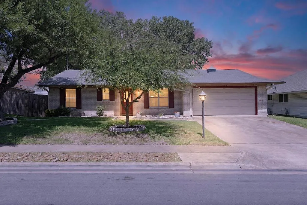 4 bed, 2.0 bath, 1518 sqft, $2,400 — Photo 1