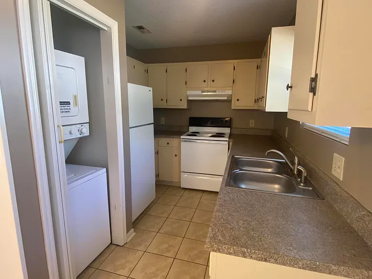 251 Cordell Cir — Photo 4