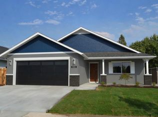 185 SW Quiet Water Ln, Grants Pass, OR 97527