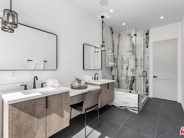 14602 Morrison St — Photo 15
