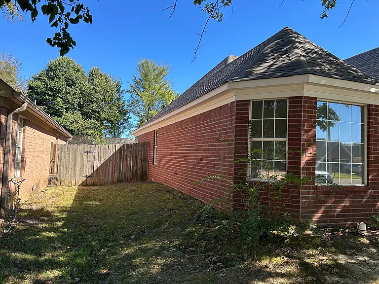 7668 Tally Ho Dr E — Photo 2