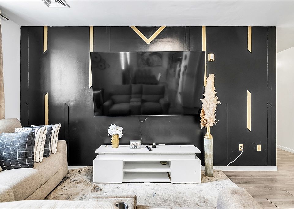 1st image of 202 Broadway #32