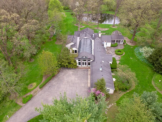 34W160 White Thorn Rd photo 1
