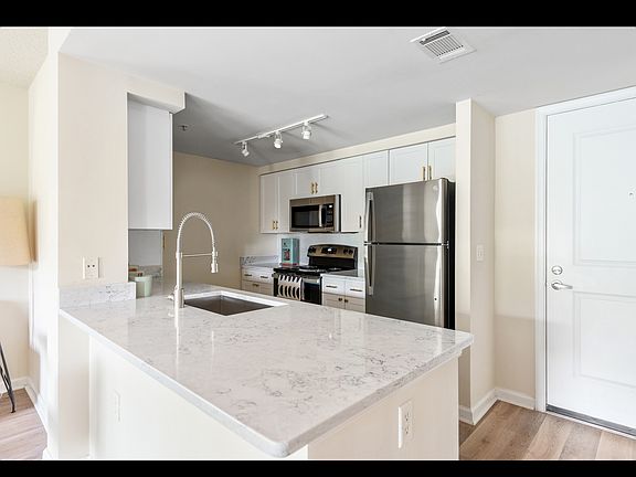 3rd image of 5405 Tuckerman Ln #1-516