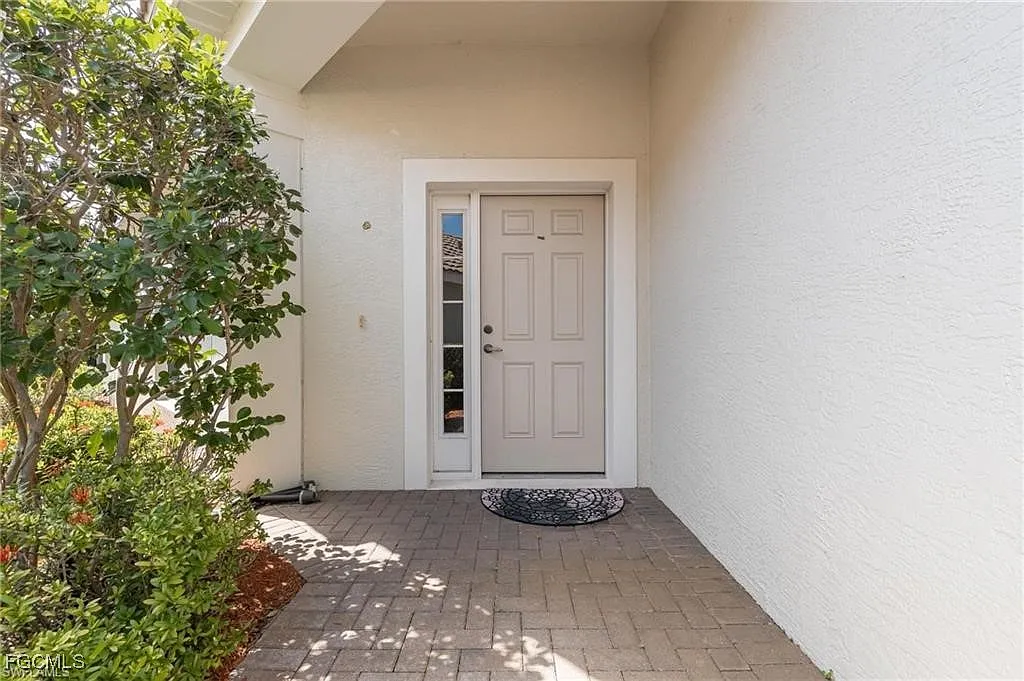 3 bed, 2.0 bath, 1727 sqft, $7,500 — Photo 2