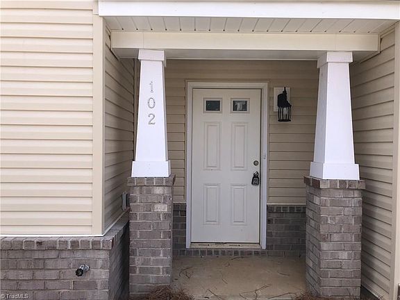 4th image of 102 Crepe Myrtle Ln #2-MOM